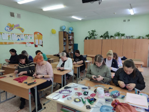 На днях художник-реставратор музея Людмила Буянова провела увлекательный мастер-класс для педагогов Лудорвайской школы.