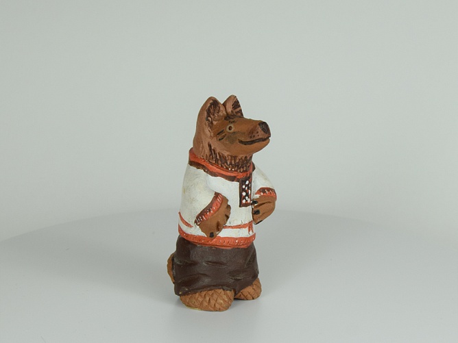 Волк-игрушка. Волк в рубахе и штанах, из красной глины. М.: глина; Т.: лепка, обжиг, роспись. Высота - 10,5 см.