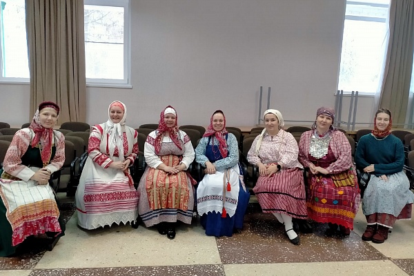 Для участников фольклорных коллективов и учащихся в детских школах искусств научный сотрудник музея "Лудорвай" провела лекцию о русском костюме
