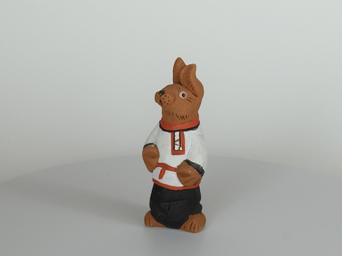 Заяц-игрушка. Заяц в рубахе и штанах, из красной глины. М.: глина; Т.: лепка, обжиг, роспись. Высота - 11 см.